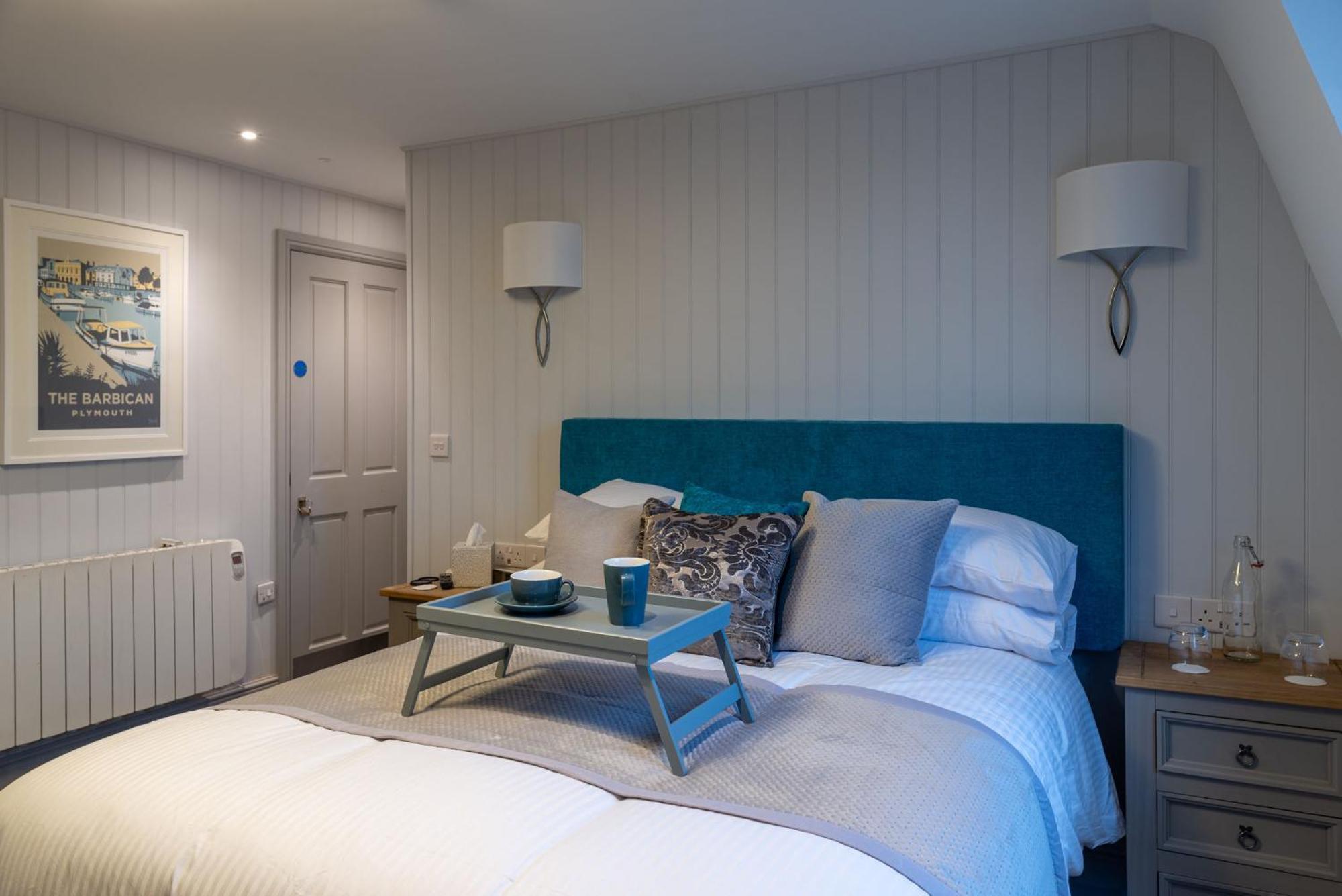 The Three Crowns B&B Plymouth Room photo
